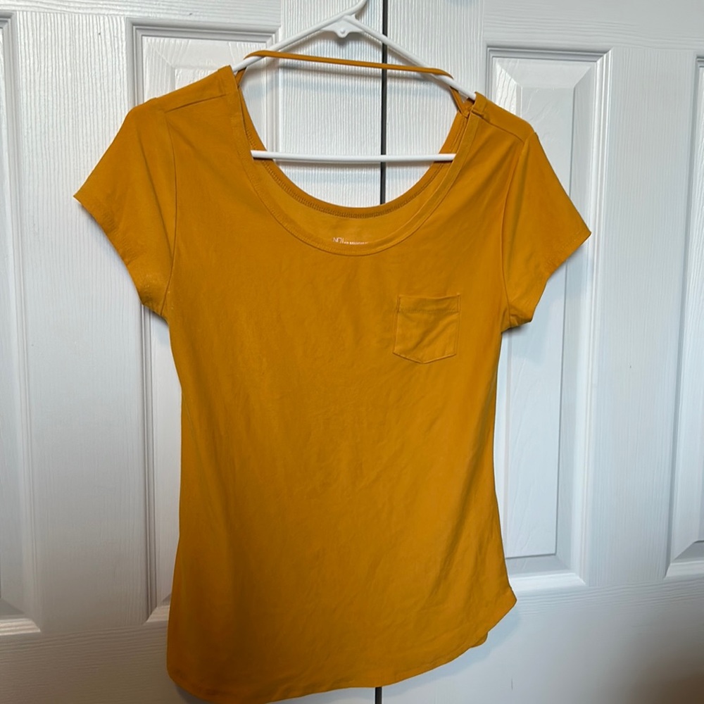 Short sleeved, yellow shirt.